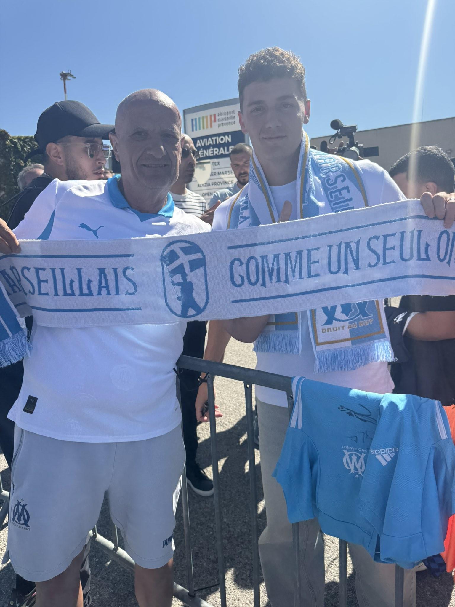 开云体育官方网-法媒：帕瓦尔周三上午抵达马赛，并与本地球迷合影