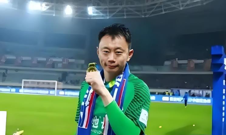 开云体育登录入口-上港已在冬训前完成一笔续约！本土飞翼留队无悬念，值得期待