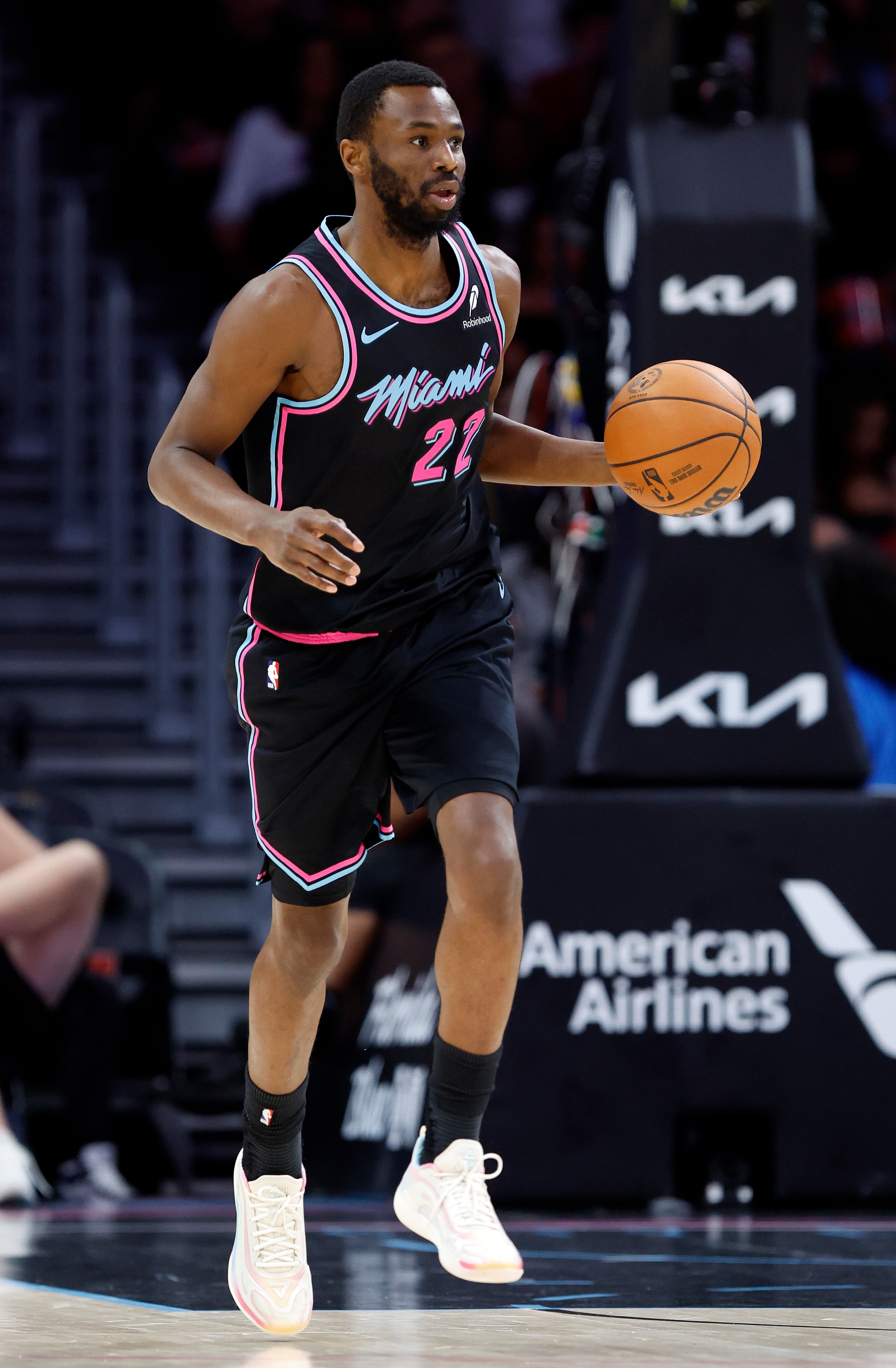 开云体育登录入口-科尔：维金斯拥有安静善良的灵魂 他是一位伟大的父亲更是个好人