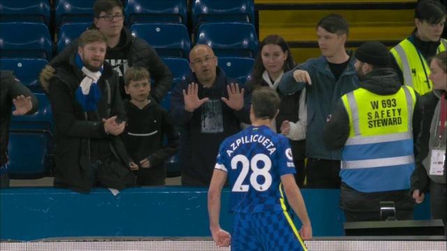 Cesar-Azpilicueta-confronts-fans-after-Arsenal-defeat.jpg