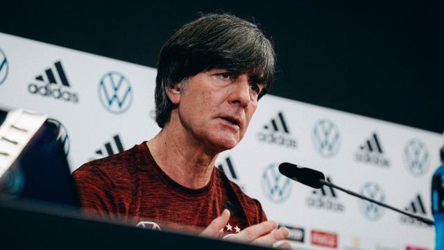 开云体育-勒夫：不急于再就业 克罗斯退出不影响中场实力