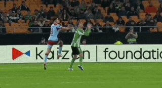 开云体育官方网-赔了儿子又折兵 范佩西目睹儿子重伤被担架抬下场